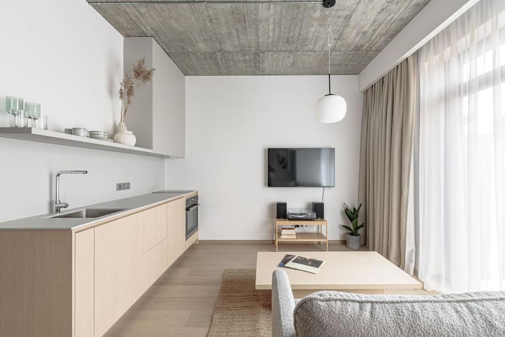 Cozy Japanese Oasis With Balcony, Gramophone, Netflix Apartment VNO Exterior photo