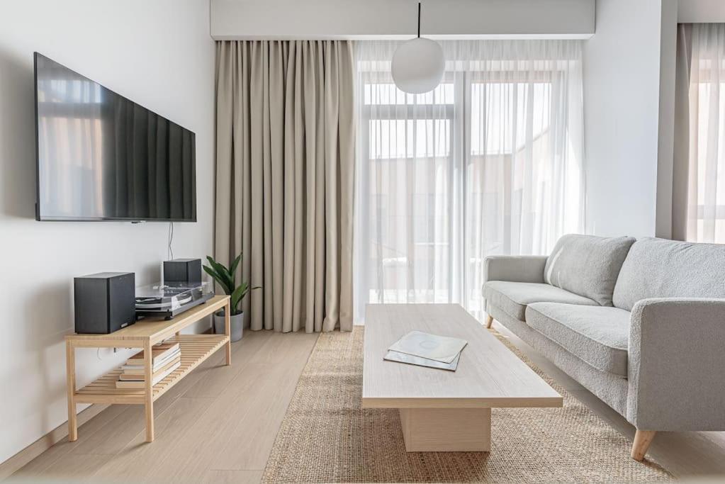 Cozy Japanese Oasis With Balcony, Gramophone, Netflix Apartment VNO Exterior photo